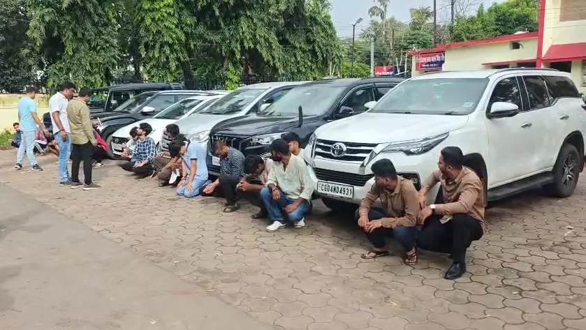 रायपुर में हुड़दंगी युवकों की रैली, 8 लग्जरी वाहन जब्त,15 युवक गिरफ्तार रायपुर में हुड़दंगी युवकों की रैली, 8 लग्जरी वाहन जब्त,15 युवक गिरफ्तार