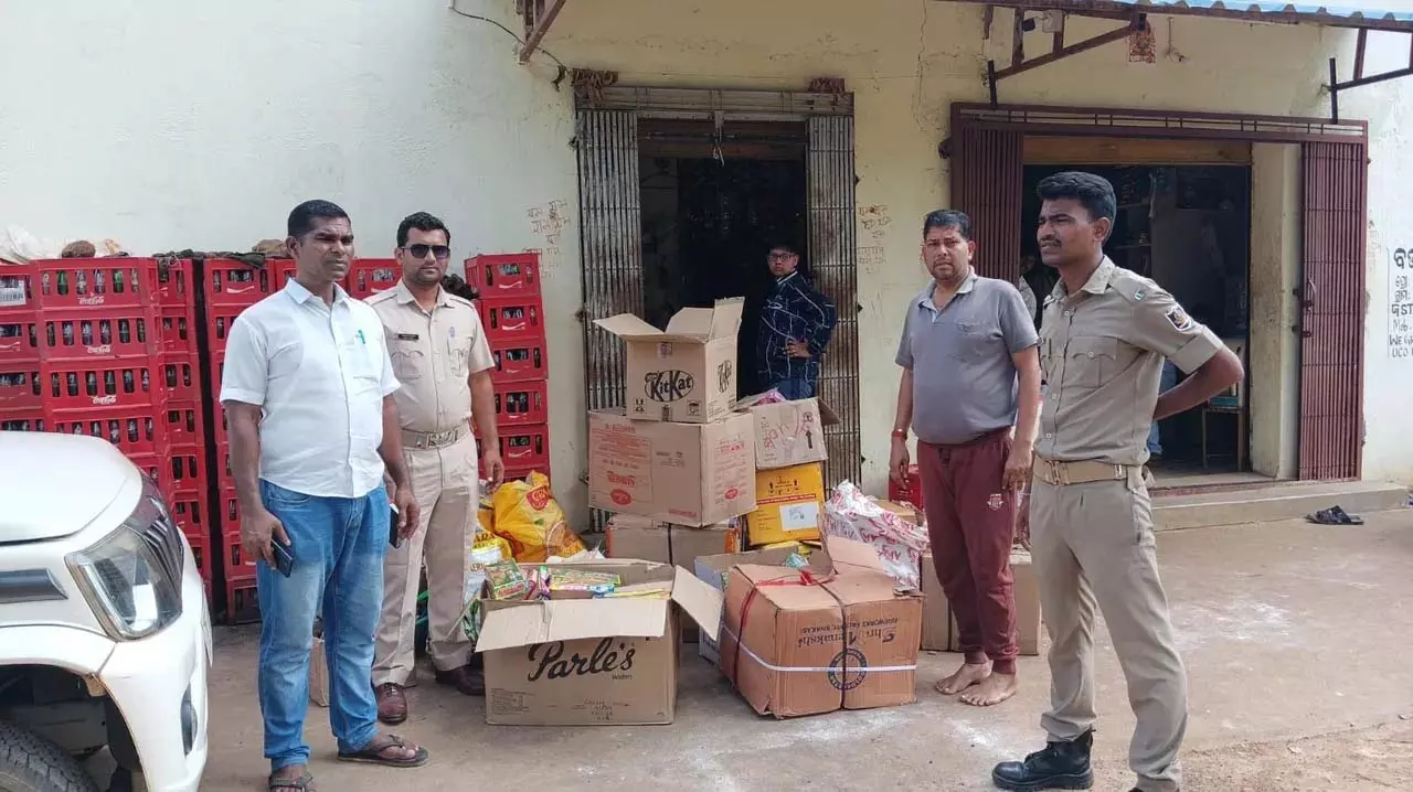 Odisha : कालाहांडी में 2 लाख से अधिक मूल्य के अवैध पटाखे जब्त Odisha : कालाहांडी में 2 लाख से अधिक मूल्य के अवैध पटाखे जब्त