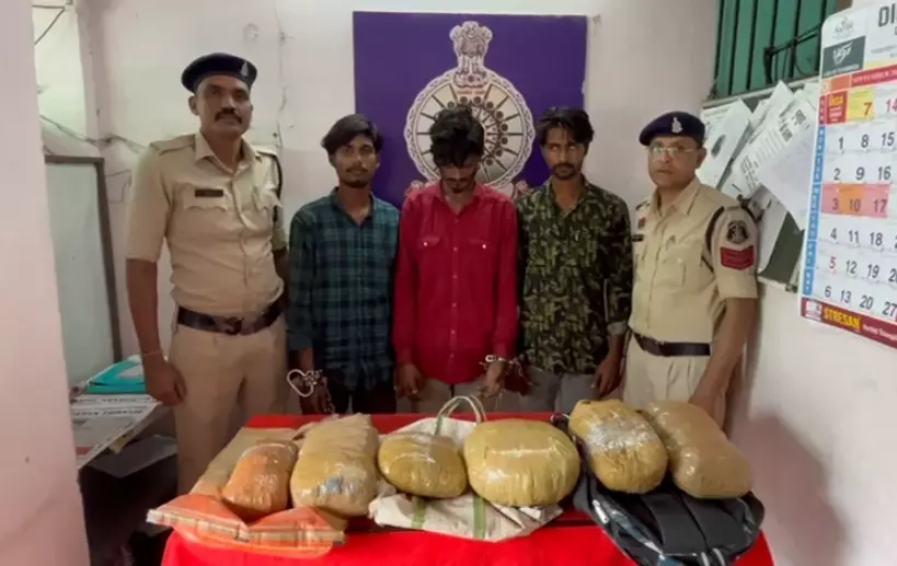 तेलघानी नाका ओवरब्रिज के नीचे तस्कर गिरफ्तार, गांजा बरामद तेलघानी नाका ओवरब्रिज के नीचे तस्कर गिरफ्तार, गांजा बरामद