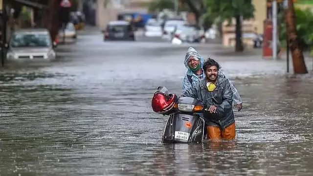 मुंबई में भारी बारिश; रातभर में 100 MM बारिश, दक्षिणी हिस्सा बाढ़ में डूबा मुंबई में भारी बारिश; रातभर में 100 MM बारिश, दक्षिणी हिस्सा बाढ़ में डूबा