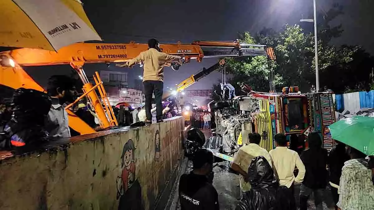 Pune: डांगे चौक पर हादसा, ट्रक गिरने से एक की मौत Pune: डांगे चौक पर हादसा, ट्रक गिरने से एक की मौत