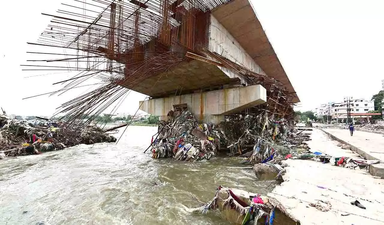 चदरघाट में मूसी बाढ़ के बाद GHMC ने सफाई अभियान शुरू किया चदरघाट में मूसी बाढ़ के बाद GHMC ने सफाई अभियान शुरू किया