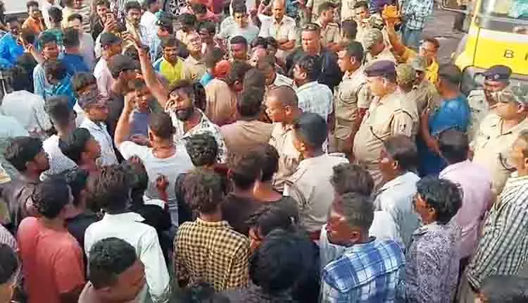 ट्रक ने स्कूटर को टक्कर मारी, दंपति की मौत, बरगढ़ में तनाव ट्रक ने स्कूटर को टक्कर मारी, दंपति की मौत, बरगढ़ में तनाव