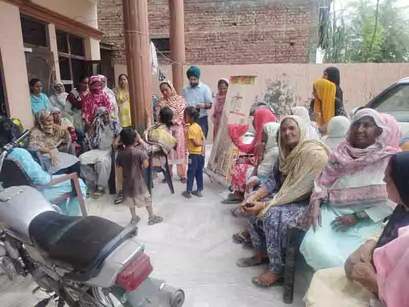 Amritsar: बाढ़ राहत, कलाकारों, लेखकों और कवियों के समूह ने दोज्जोवाल को गोद लिया Amritsar: बाढ़ राहत, कलाकारों, लेखकों और कवियों के समूह ने दोज्जोवाल को गोद लिया