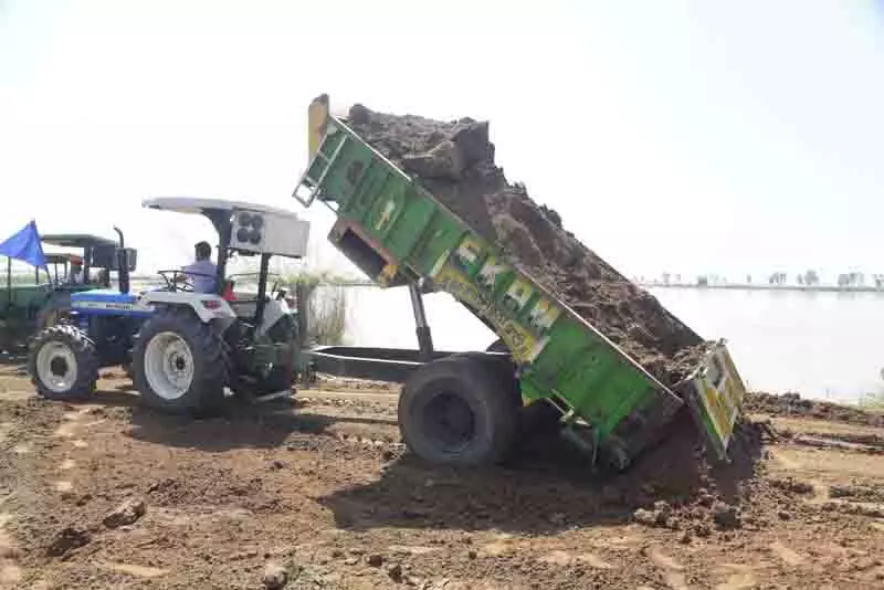 Amritsar: बाढ़ राहत में नेत्र सर्जनों का योगदान, मंत्री ने की भूमिका की सराहना Amritsar: बाढ़ राहत में नेत्र सर्जनों का योगदान, मंत्री ने की भूमिका की सराहना