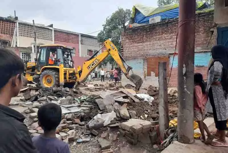 Amritsar: राजासांसी में नशा तस्कर का घर ध्वस्त Amritsar: राजासांसी में नशा तस्कर का घर ध्वस्त