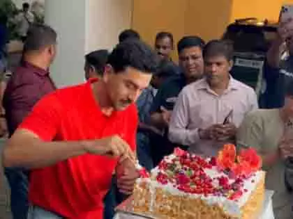 रणबीर कपूर ने अपना 43वां जन्मदिन बड़े केक काटकर मनाया रणबीर कपूर ने अपना 43वां जन्मदिन बड़े केक काटकर मनाया