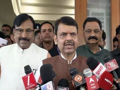 CM Fadnavis ने सतर्कता बरतने का आग्रह किया, आने वाले महत्वपूर्ण दिनों के लिए अलर्ट की समीक्षा की CM Fadnavis ने सतर्कता बरतने का आग्रह किया, आने वाले महत्वपूर्ण दिनों के लिए अलर्ट की समीक्षा की