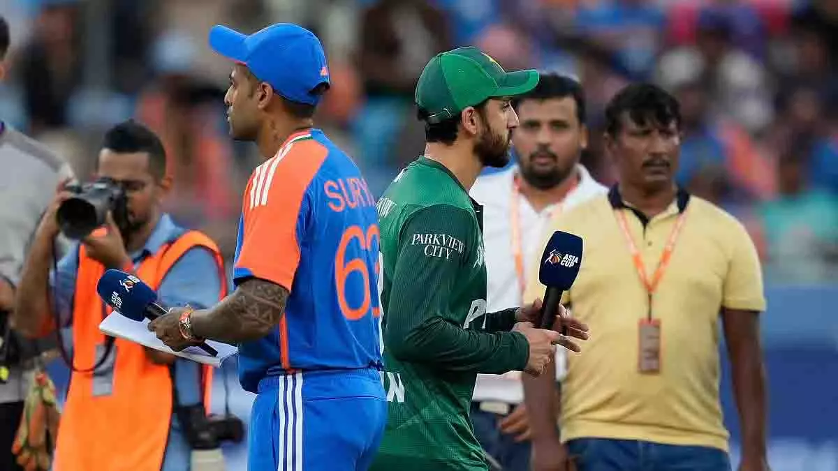 सूर्यकुमार ने टॉस में सलमान आगा से हाथ नहीं मिलाया सूर्यकुमार ने टॉस में सलमान आगा से हाथ नहीं मिलाया
