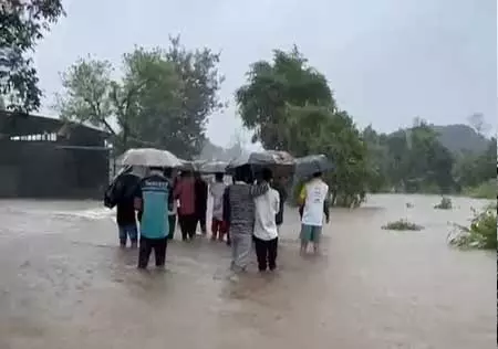 ठाणे में भारी बारिश से बाढ़ का कहर, भातसा डैम के गेट खोलने से 150 गांव संपर्कहीन ठाणे में भारी बारिश से बाढ़ का कहर, भातसा डैम के गेट खोलने से 150 गांव संपर्कहीन