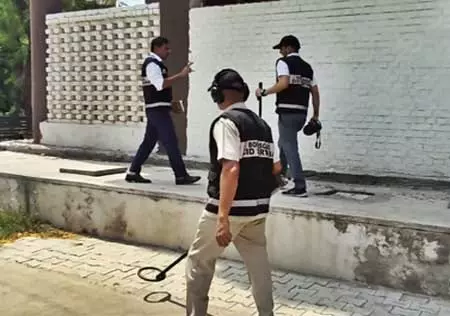 एयरपोर्ट को बम से उड़ाने की धमकी, सीआईएसएफ ने संभाला मोर्चा एयरपोर्ट को बम से उड़ाने की धमकी, सीआईएसएफ ने संभाला मोर्चा