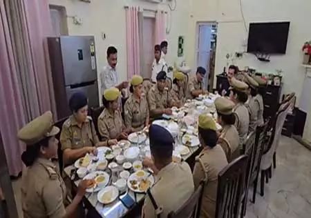 पुलिस कमिश्नर ने महिला सिपाहियों से संवाद कर उन्हें किया सम्मानित पुलिस कमिश्नर ने महिला सिपाहियों से संवाद कर उन्हें किया सम्मानित