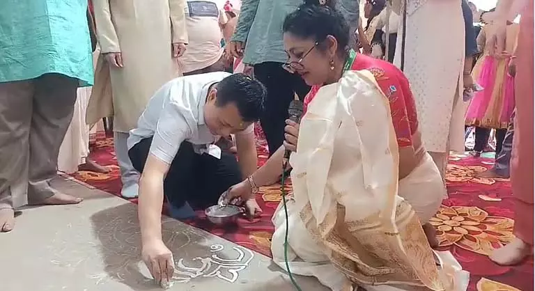 उप महावाणिज्य दूत ने पांडुआ के पूजा मंडप में अल्पना की उप महावाणिज्य दूत ने पांडुआ के पूजा मंडप में अल्पना की