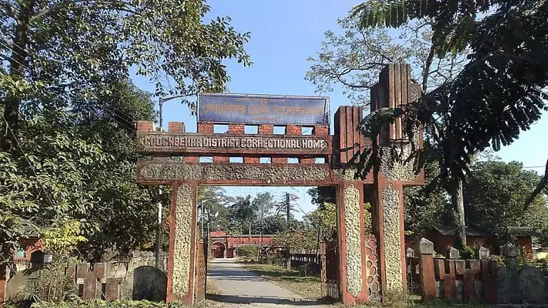 Cooch Behar में कैदियों के लिए पूजा मेनू में कतला और मटन Cooch Behar में कैदियों के लिए पूजा मेनू में कतला और मटन