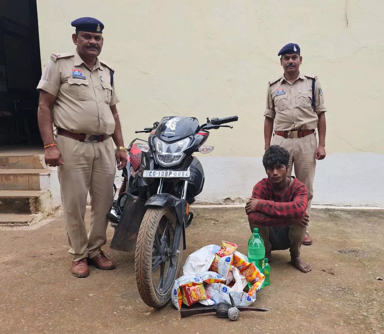 सीपत पुलिस ने चोरी का किया खुलासा, मामलें में 2 आरोपी गिरफ्तार सीपत पुलिस ने चोरी का किया खुलासा, मामलें में 2 आरोपी गिरफ्तार