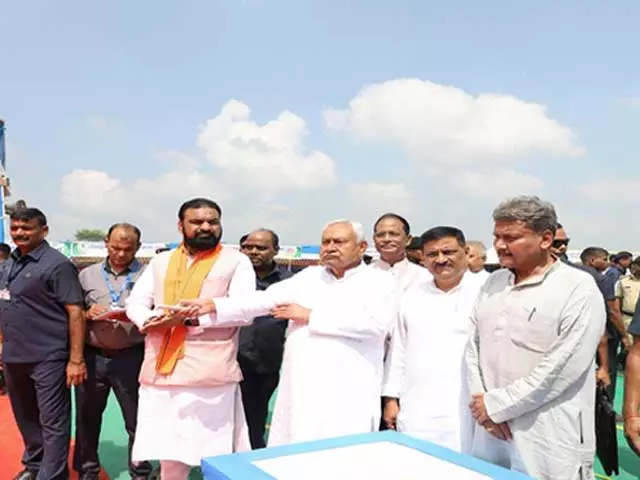 सीएम नीतीश कुमार ने गोपालगंज और वैशाली में 2,330 करोड़ की विकास परियोजनाओं का उद्घाटन और शिलान्यास सीएम नीतीश कुमार ने गोपालगंज और वैशाली में 2,330 करोड़ की विकास परियोजनाओं का उद्घाटन और शिलान्यास