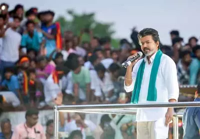 टीवीके पार्टी अध्यक्ष और अभिनेता विजय को बम धमकी का मेल, जांच में निकली अफवाह टीवीके पार्टी अध्यक्ष और अभिनेता विजय को बम धमकी का मेल, जांच में निकली अफवाह