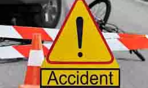 Up  Accident:  कार ने मारी UPEIDA के कर्मियों को टक्कर, 4 की मौत