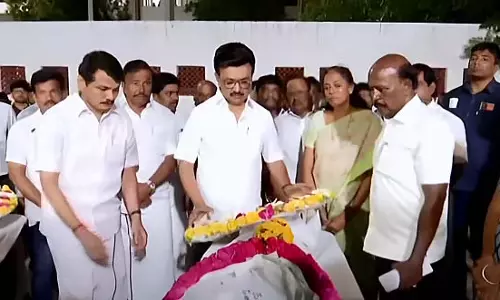 मुख्यमंत्री स्टालिन करूर पहुंचे : पीड़ितों को श्रद्धांजलि मुख्यमंत्री स्टालिन करूर पहुंचे : पीड़ितों को श्रद्धांजलि