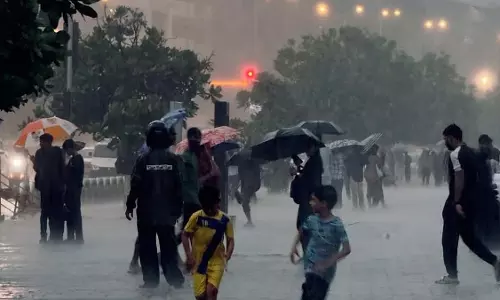Mumbai : कल रात आंधी और बिजली गिरने के बाद शहर में भारी बारिश
