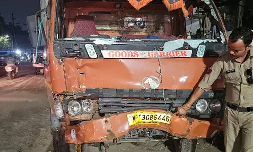 Indore : ब्रेक फेल होने से मिनी ट्रक ने कई वाहनों को टक्कर मारी, दो घायल Indore : ब्रेक फेल होने से मिनी ट्रक ने कई वाहनों को टक्कर मारी, दो घायल
