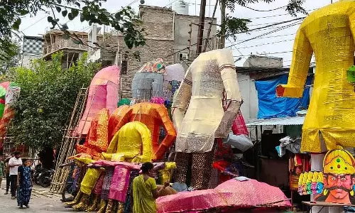 Indore में दशहरे से पहले रावण बाजार में तेजी Indore में दशहरे से पहले रावण बाजार में तेजी