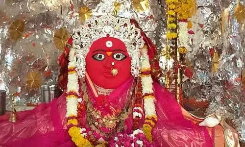 Navratri : देवास के प्रसिद्ध माता टेकरी मंदिर में पिछले 6 दशकों में कई बार बदला मां चामुंडा का चेहरा Navratri : देवास के प्रसिद्ध माता टेकरी मंदिर में पिछले 6 दशकों में कई बार बदला मां चामुंडा का चेहरा