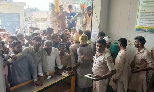 Haryana :  कमी और वितरण में देरी के बीच सिरसा डीएपी केंद्रों पर किसानों की भीड़