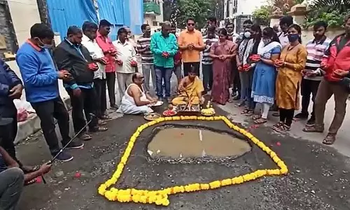 Bengaluru : स्थानीय लोगों ने सड़क के गड्ढों की पूजा की, नया विरोध प्रदर्शन