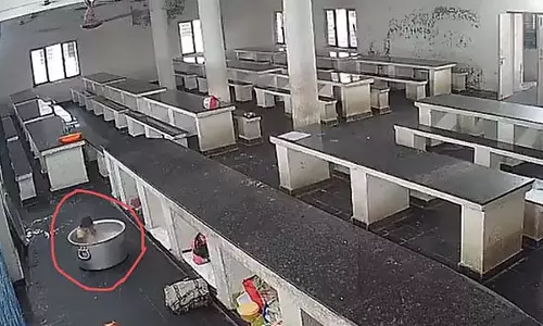 Anantapuram : गर्म दूध के बर्तन में गिरने से छोटे बच्चे की मौत Anantapuram : गर्म दूध के बर्तन में गिरने से छोटे बच्चे की मौत