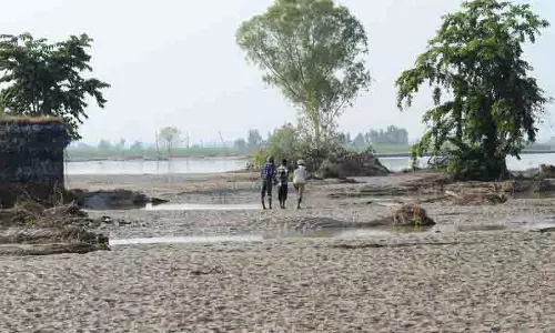 ब्यास नदी का रास्ता बदलने से Punjab का पूरा गांव उजड़ गया ब्यास नदी का रास्ता बदलने से Punjab का पूरा गांव उजड़ गया