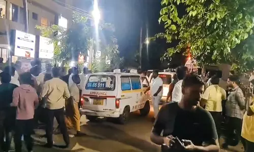 विजय रैली में अफरातफरी: भीड़ ने लंबे इंतज़ार पर जताई नाराज़गी