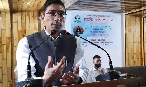 DC ने छात्रों से उत्कृष्टता का लक्ष्य रखने का आह्वान किया