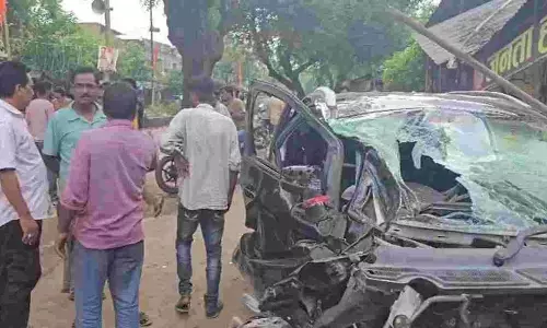 BREAKING: तेज रफ्तार कार दुर्घटना में बेटे की मौत, मां-बेटी गंभीर रूप से घायल BREAKING: तेज रफ्तार कार दुर्घटना में बेटे की मौत, मां-बेटी गंभीर रूप से घायल