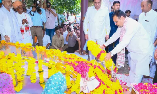 Jaipur: मुख्यमंत्री शर्मा ने पूर्व मंत्री स्व. नन्दलाल मीणा को श्रद्धासुमन अर्पित किए Jaipur: मुख्यमंत्री शर्मा ने पूर्व मंत्री स्व. नन्दलाल मीणा को श्रद्धासुमन अर्पित किए