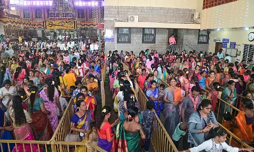 अम्मां की साड़ी प्रसाद: धन्य भक्तगण अम्मां की साड़ी प्रसाद: धन्य भक्तगण