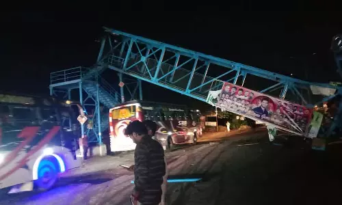 Kolar : बेंगलुरु-तिरुपति राष्ट्रीय राजमार्ग पर स्काईवॉक ढह गया Kolar : बेंगलुरु-तिरुपति राष्ट्रीय राजमार्ग पर स्काईवॉक ढह गया