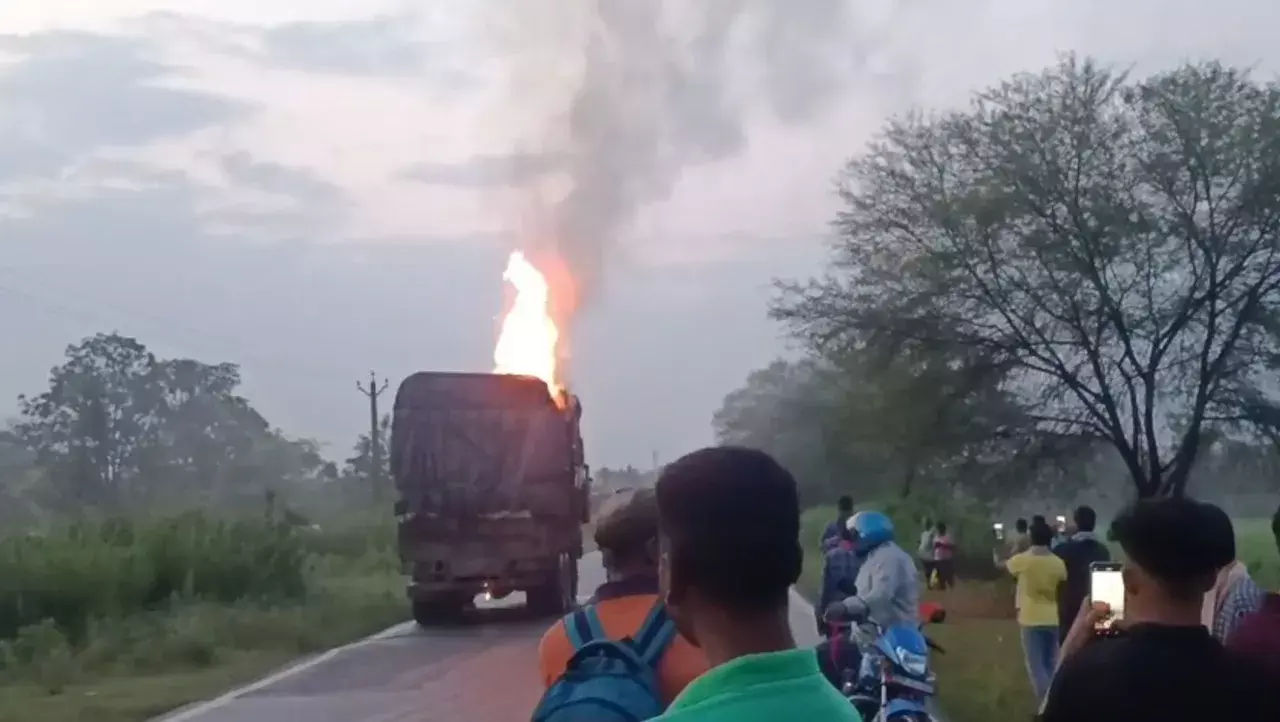 नुआपाड़ा के पास NH-353 पर घरेलू सामान ले जा रहे ट्रक में आग लग गई, चालक दल बाल-बाल बचा