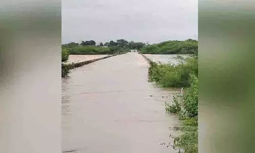 Yellapur पुल पर मंजीरा नदी उफान पर, यातायात अवरुद्ध
