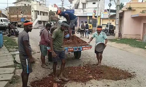 Ranebennur : कुलियों ने अपने खर्चे पर गड्ढा बंद किया Ranebennur : कुलियों ने अपने खर्चे पर गड्ढा बंद किया