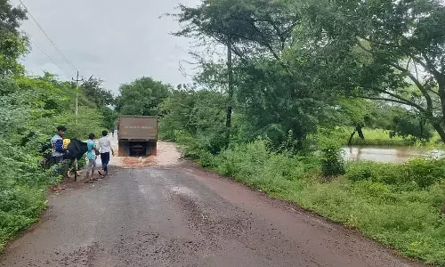 बारिश के कारण पुल डूबा: उगलावता-हलागेरी मार्ग यातायात के लिए बंद बारिश के कारण पुल डूबा: उगलावता-हलागेरी मार्ग यातायात के लिए बंद