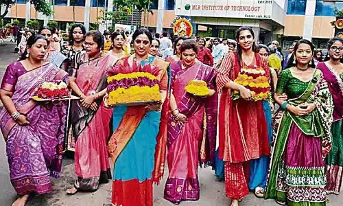 MLRIT ने भव्य बथुकम्मा समारोह का आयोजन किया, सांस्कृतिक महत्व पर प्रकाश डाला MLRIT ने भव्य बथुकम्मा समारोह का आयोजन किया, सांस्कृतिक महत्व पर प्रकाश डाला