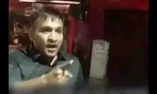 कानून की रक्षक से बदसलूकी, Bengaluru में भाषा को लेकर बढ़ा विवाद कानून की रक्षक से बदसलूकी, Bengaluru में भाषा को लेकर बढ़ा विवाद