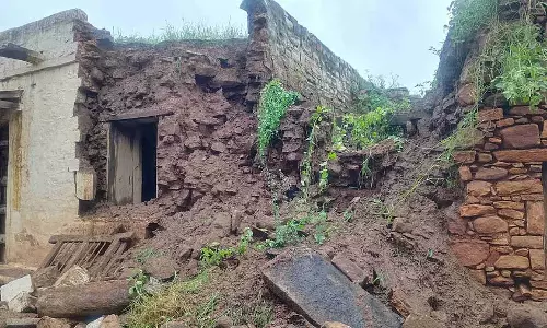 लगातार बारिश: 30 घर ढह गए लगातार बारिश: 30 घर ढह गए