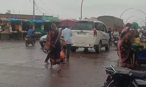 लगातार बारिश: जनजीवन अस्त-व्यस्त लगातार बारिश: जनजीवन अस्त-व्यस्त