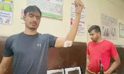 BREAKING: पुलिस छापेमारी पर ग्रामीणों ने किया पथराव, 13 गिरफ्तार