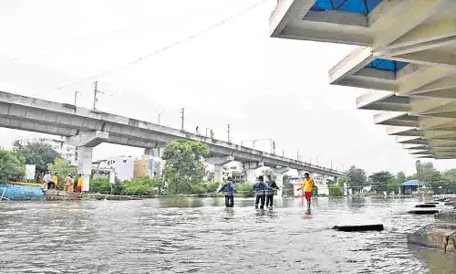 MGBS में बाढ़ से बस सेवाएं बाधित, TGSRTC ने वैकल्पिक बोर्डिंग पॉइंट की घोषणा की