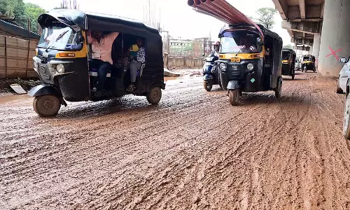 भारी वर्षा; सड़कें कीचड़युक्त