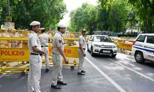 Delhi: एक व्यक्ति ने विवाद के बाद पत्नी और बेटे पर गोलियां चलाईं
