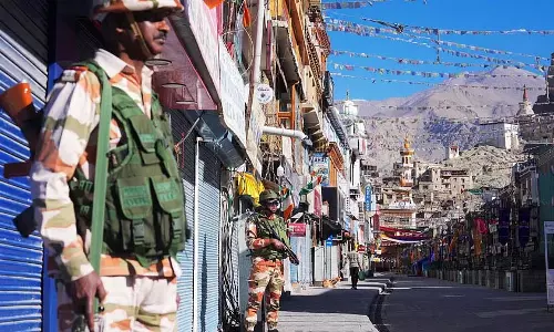 Kashmir के बाद लद्दाख में पर्यटन अशांति और मौसम से जूझ रहा है Kashmir के बाद लद्दाख में पर्यटन अशांति और मौसम से जूझ रहा है